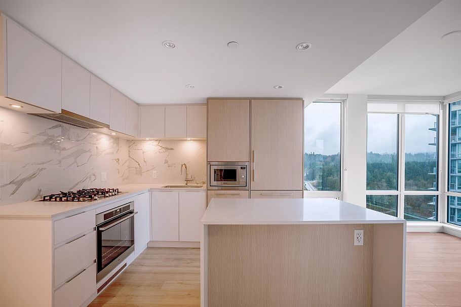 2202 1500 Fern Street North Vancouver, BC - 2