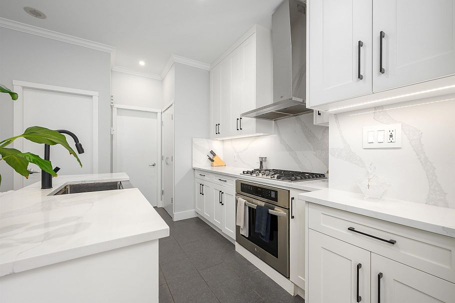 987 Richards Street Vancouver, BC - 8