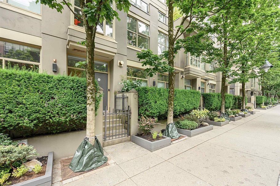 987 Richards Street Vancouver, BC - 2