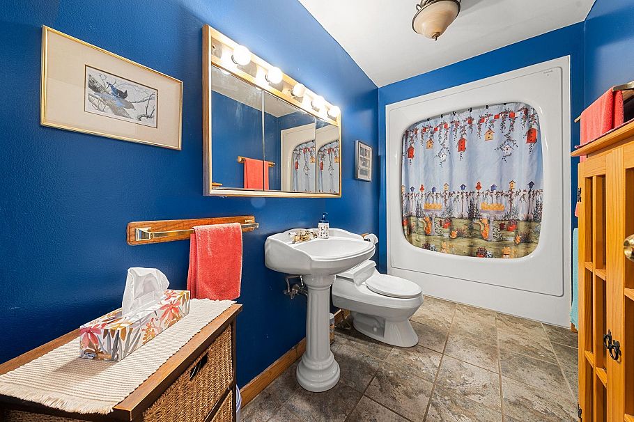 338 E Osborne Road North Vancouver, BC - 22