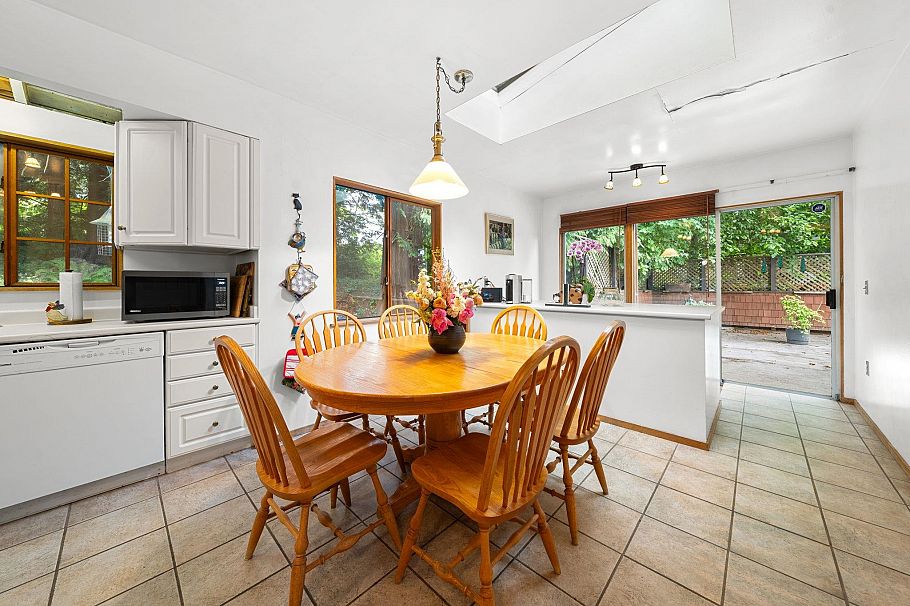 338 E Osborne Road North Vancouver, BC - 18