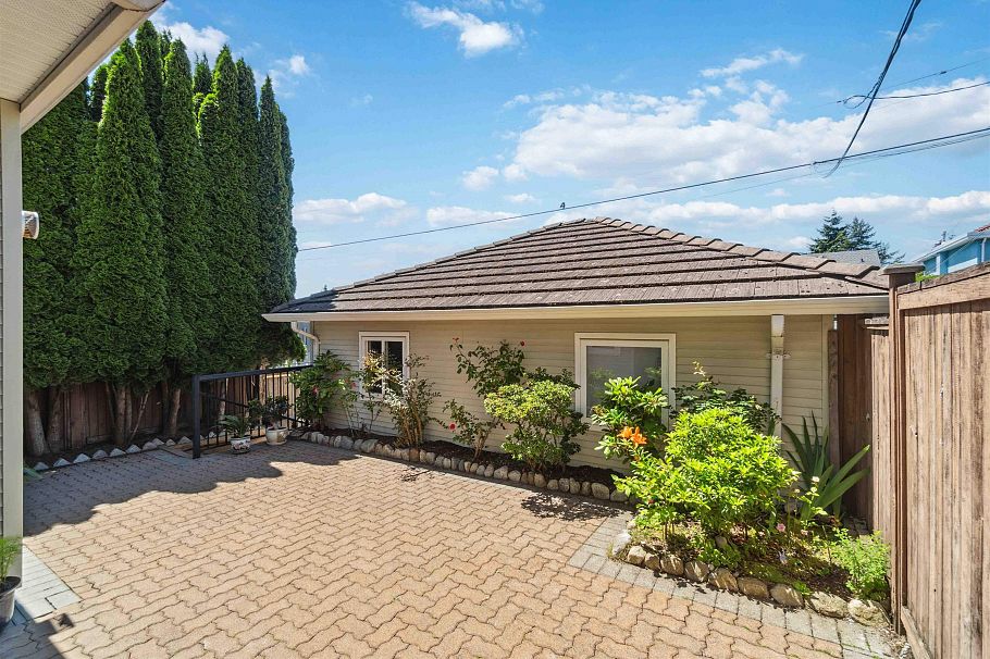 1303 W 67th Avenue Vancouver, BC - 27