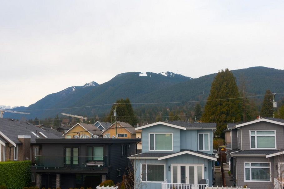 243 E 19th Street North Vancouver, BC - 25