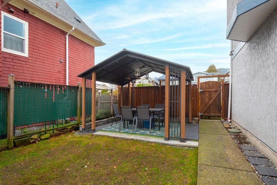 243 E 19th Street North Vancouver, BC - 33