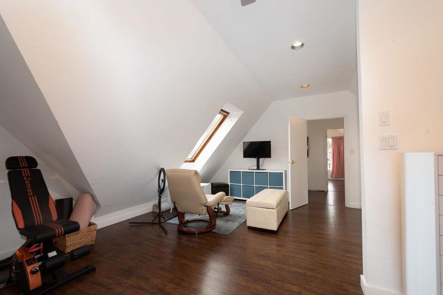 243 E 19th Street North Vancouver, BC - 19