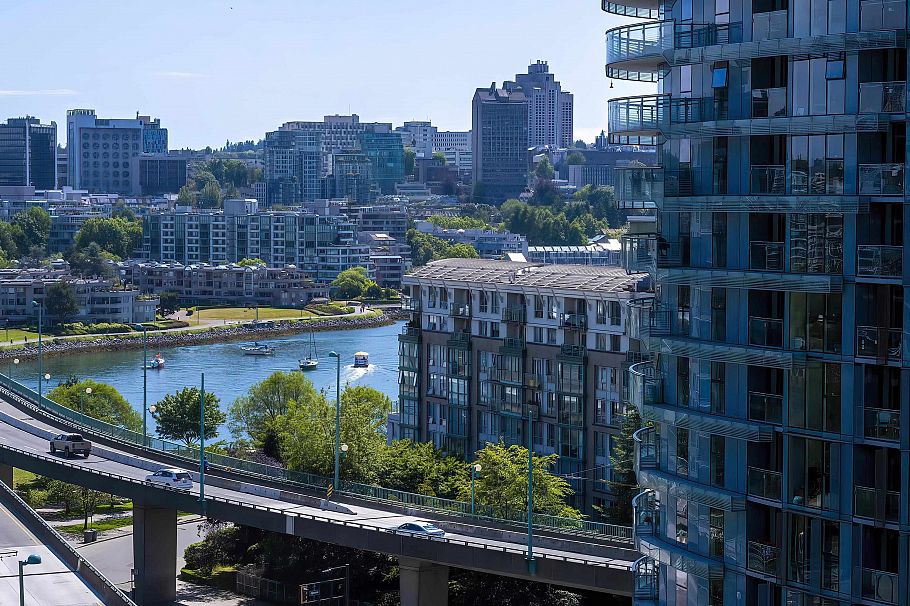 1219 68 Smithe Street Vancouver, BC - 2