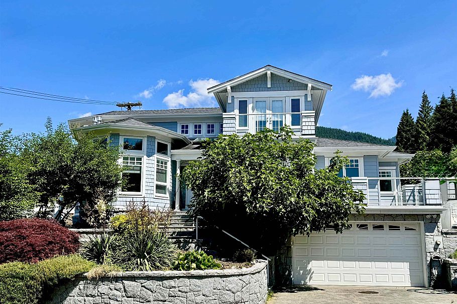 586 Silverdale Place North Vancouver, BC - 1