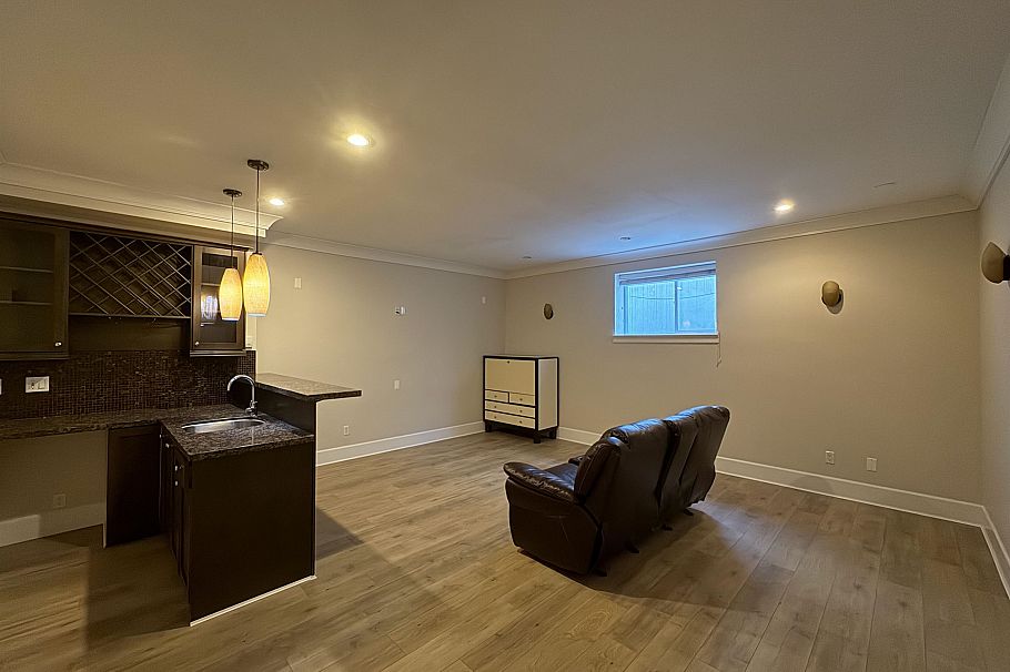 586 Silverdale Place North Vancouver, BC - 11