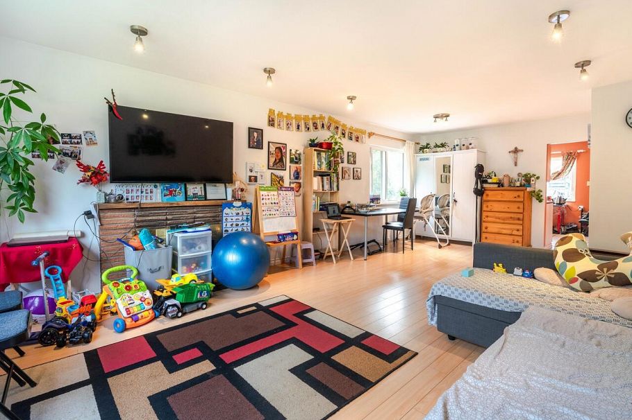 2216 E 41st Avenue Vancouver, BC - 4