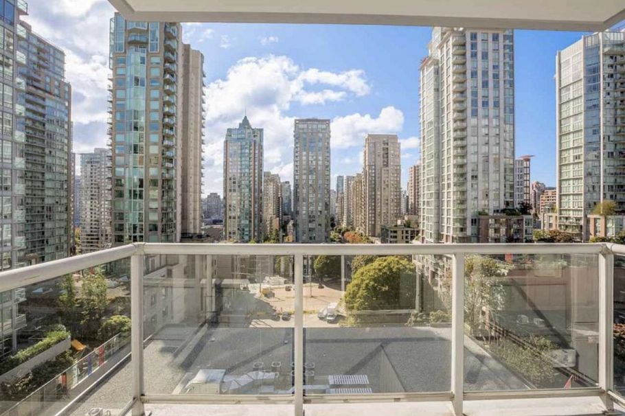 907 480 Robson Street Vancouver, BC - 1