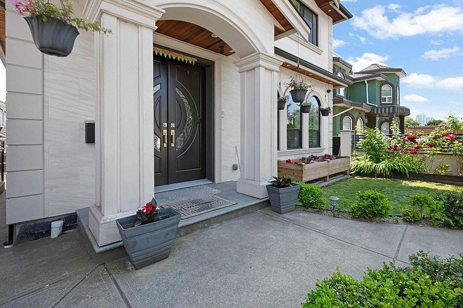 242 E 65th Avenue Vancouver, BC - 5