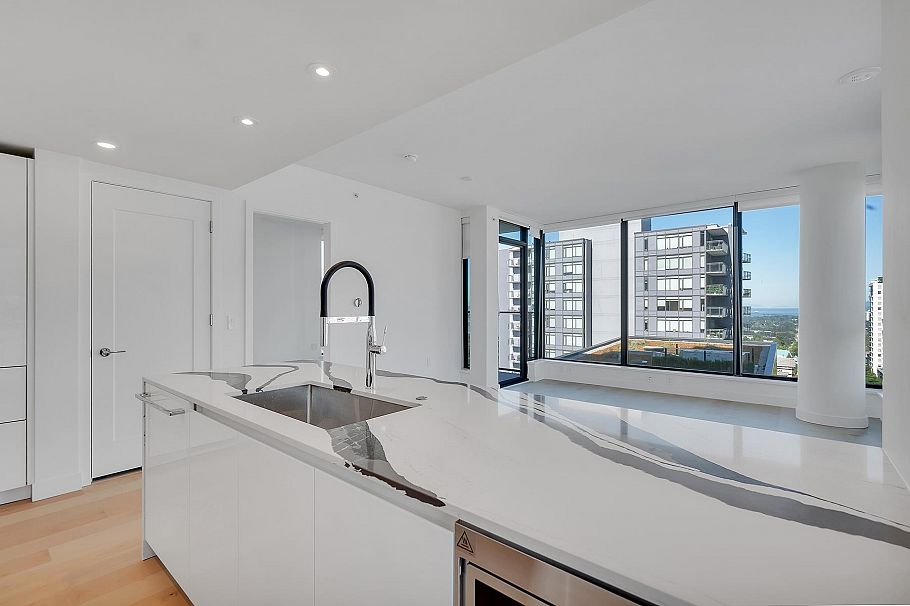 1006 135 13th Street North Vancouver, BC - 13