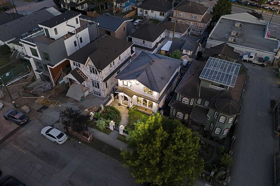 242 E 65th Avenue Vancouver, BC - 2