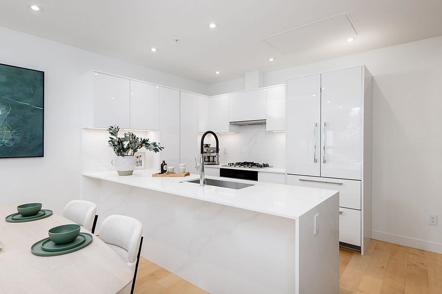 TH1 135 E 13th Street North Vancouver, BC - 14