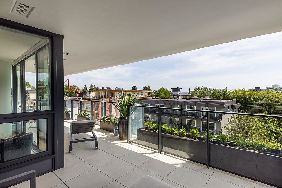 302 135 E 13th Street North Vancouver, BC - 32