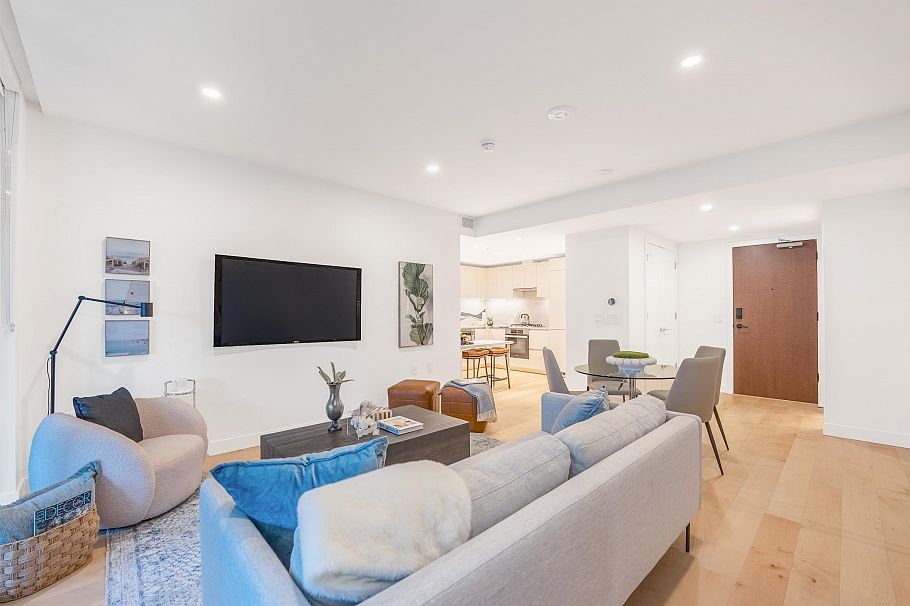 515 135 E 13th Street North Vancouver, BC - 2