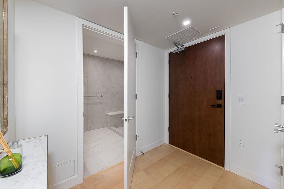 302 135 E 13th Street North Vancouver, BC - 27