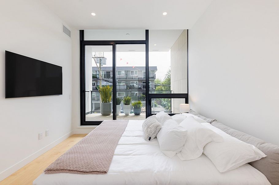 TH1 135 E 13th Street North Vancouver, BC - 27