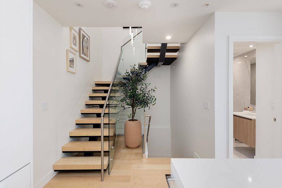 TH1 135 E 13th Street North Vancouver, BC - 22