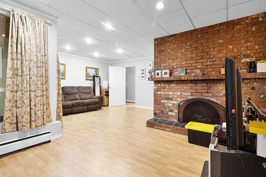 4540 Mountain Highway North Vancouver, BC - 25