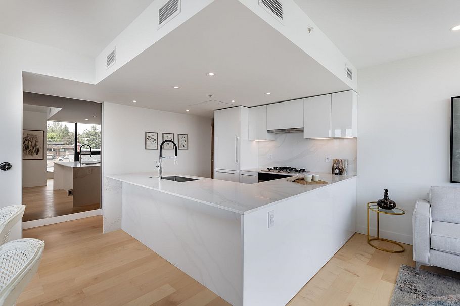 302 135 E 13th Street North Vancouver, BC - 11