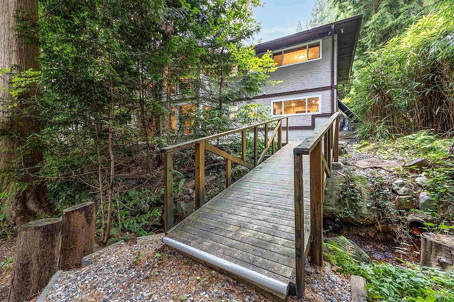 4540 Mountain Highway North Vancouver, BC - 33