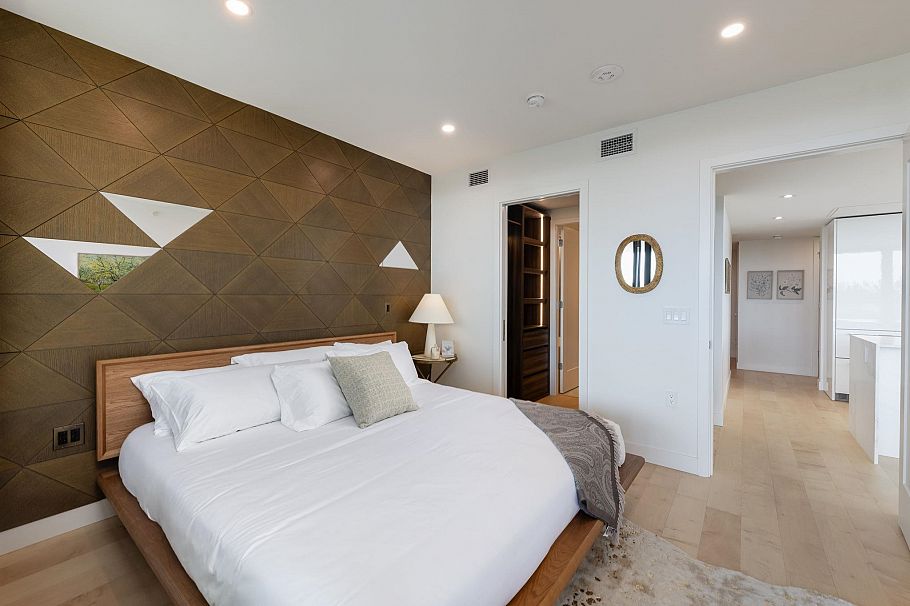 302 135 E 13th Street North Vancouver, BC - 20