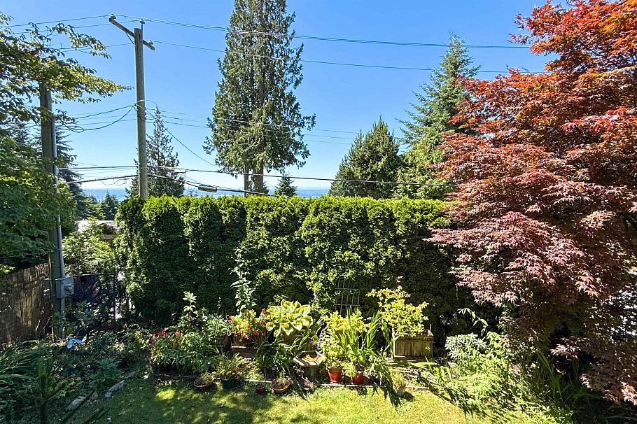 414 Montroyal Boulevard North Vancouver, BC - 32