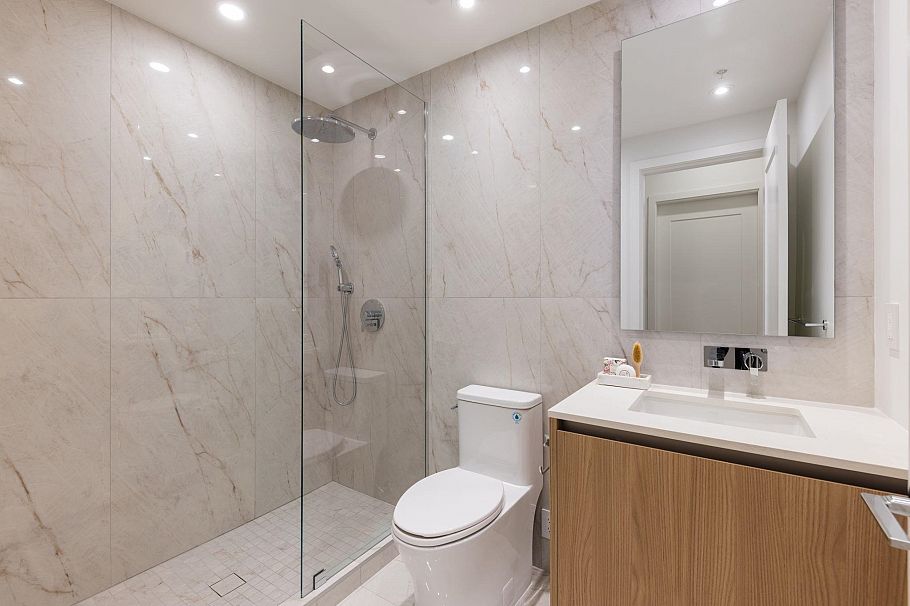 TH1 135 E 13th Street North Vancouver, BC - 36