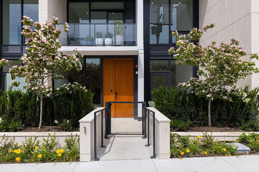 TH1 135 E 13th Street North Vancouver, BC - 3