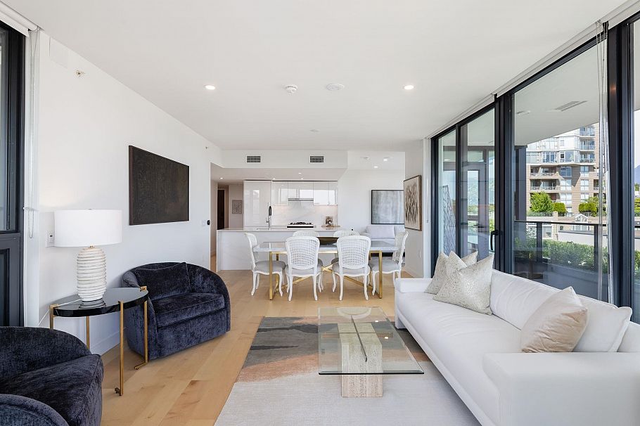 302 135 E 13th Street North Vancouver, BC - 4