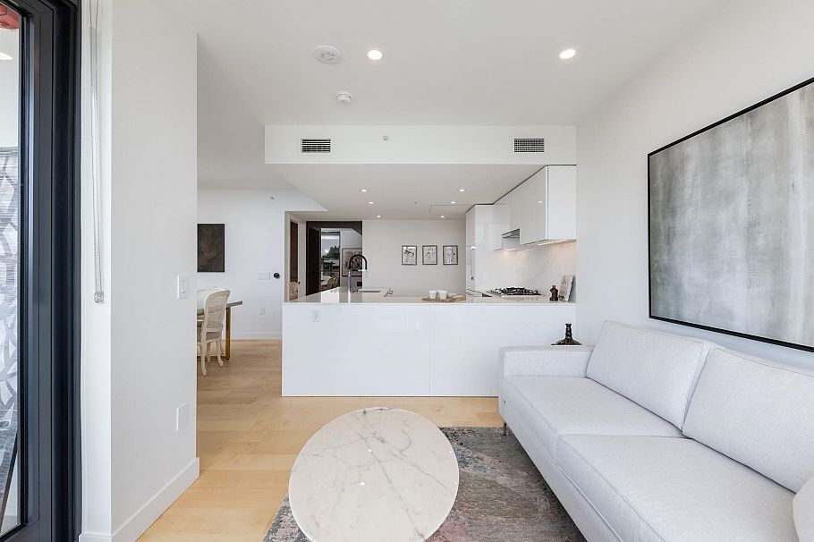 302 135 E 13th Street North Vancouver, BC - 7