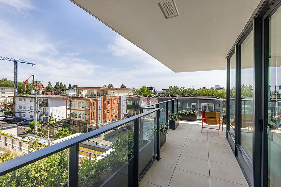 302 135 E 13th Street North Vancouver, BC - 35