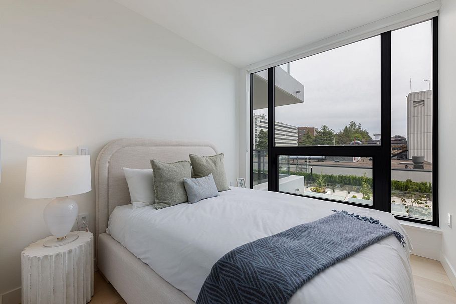 302 135 E 13th Street North Vancouver, BC - 24