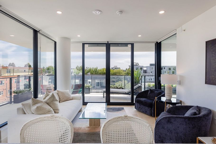 302 135 E 13th Street North Vancouver, BC - 1