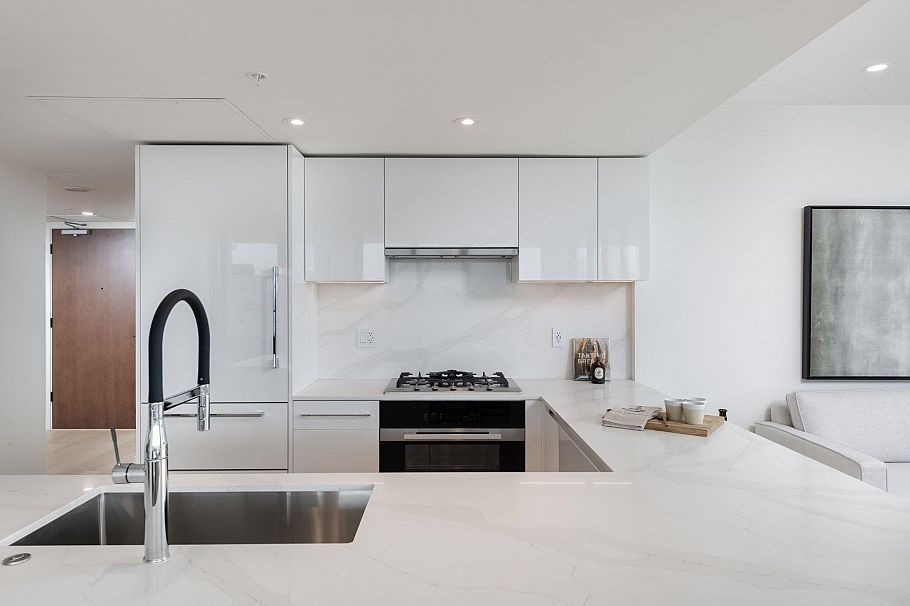 302 135 E 13th Street North Vancouver, BC - 12