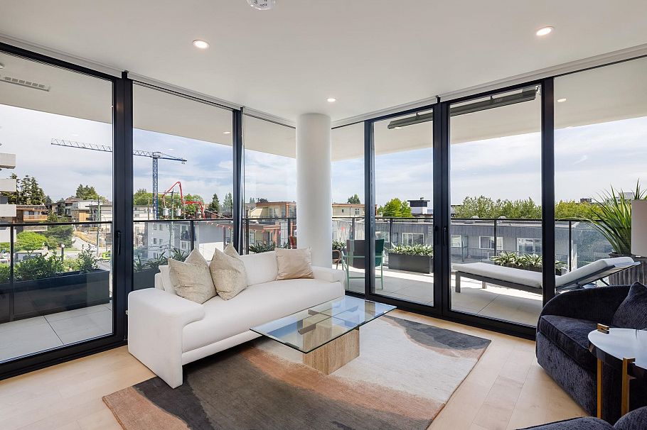 302 135 E 13th Street North Vancouver, BC - 3