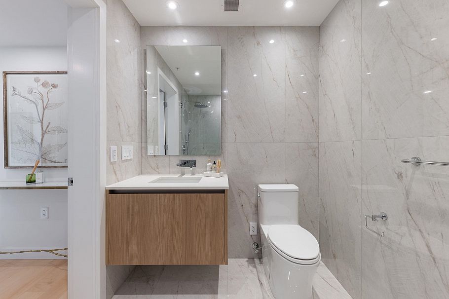 302 135 E 13th Street North Vancouver, BC - 28