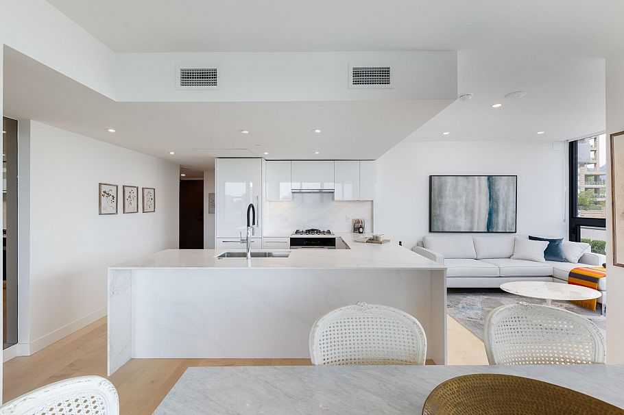 302 135 E 13th Street North Vancouver, BC - 8