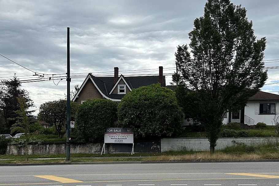 1606 Nanaimo Street Vancouver, BC - 1