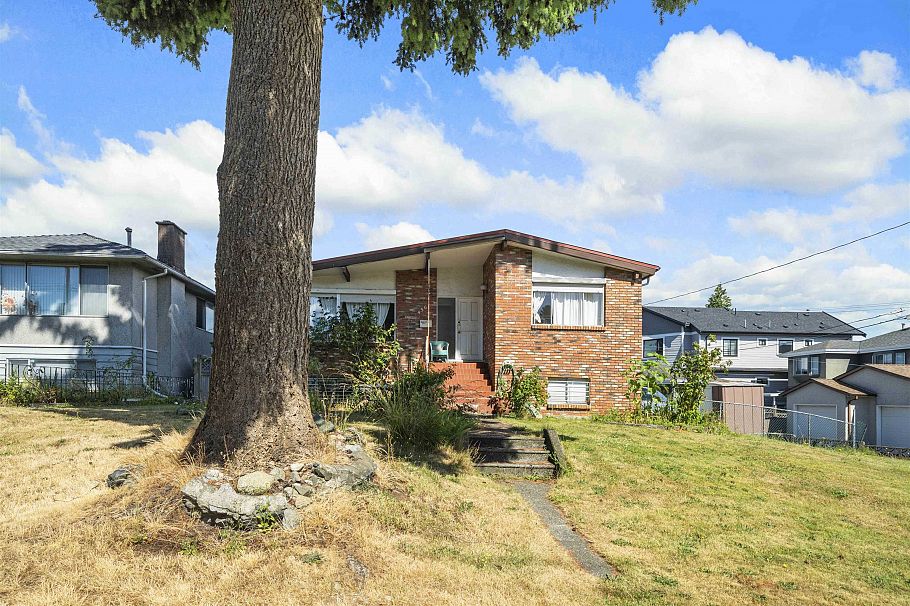 4561 Manor Street Vancouver, BC - 1