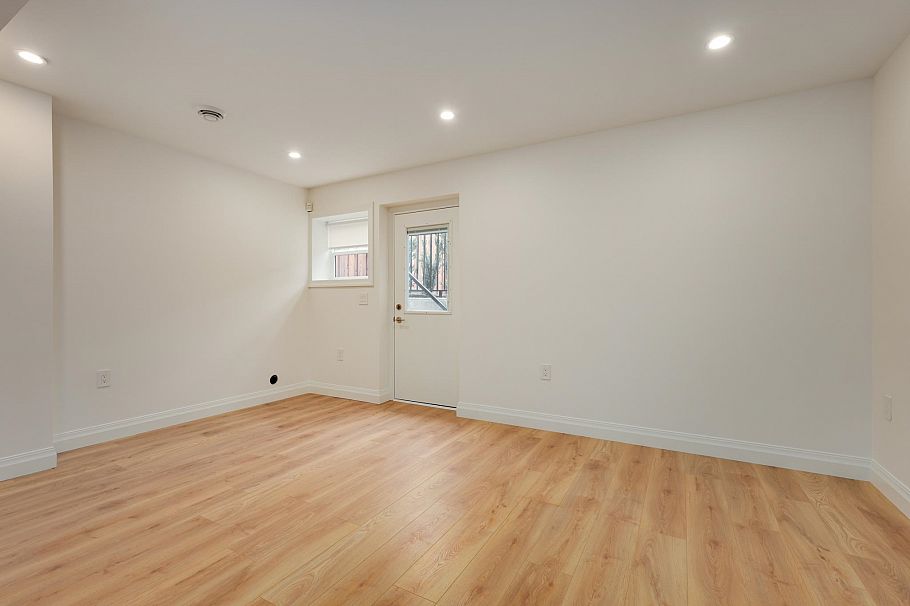 261 E 23rd Street North Vancouver, BC - 30