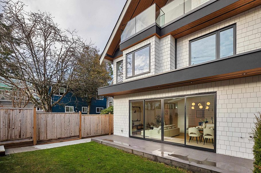 32 E 37th Avenue Vancouver, BC - 38