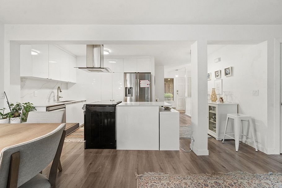 23 2133 St. Georges Avenue North Vancouver, BC - 4