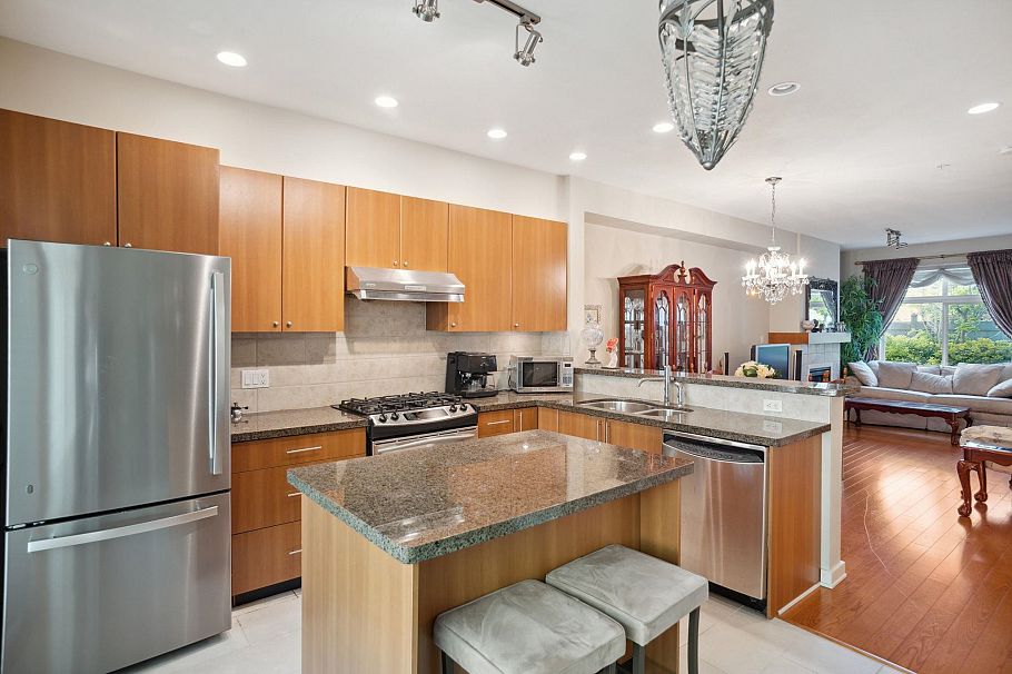 7411 Columbia Street Vancouver, BC - 11