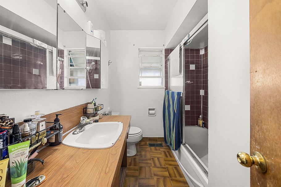 4561 Manor Street Vancouver, BC - 4