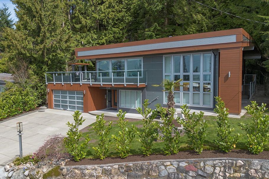 568 Palisade Drive North Vancouver, BC - 1