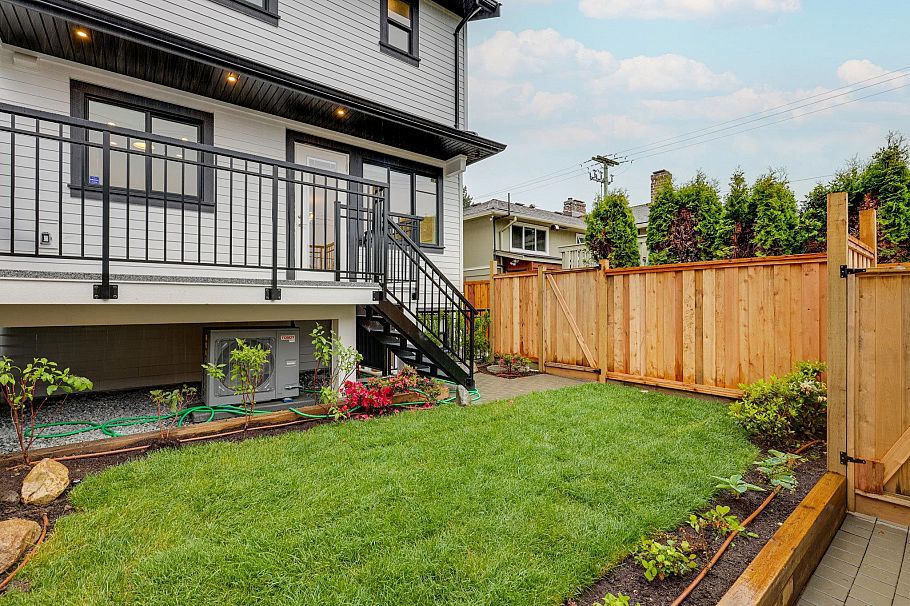 261 E 23rd Street North Vancouver, BC - 33