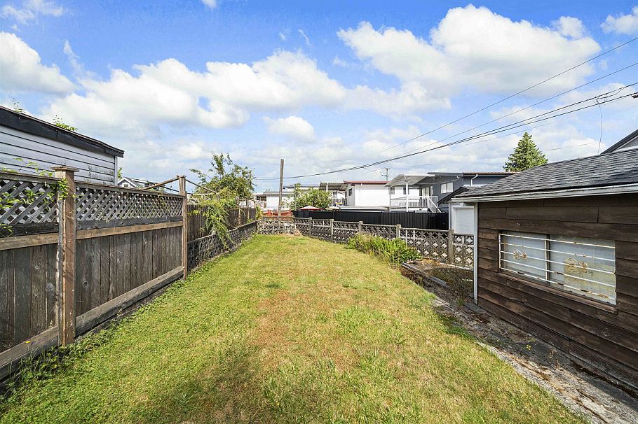 4561 Manor Street Vancouver, BC - 30