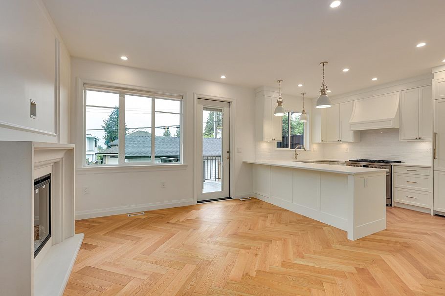 261 E 23rd Street North Vancouver, BC - 27